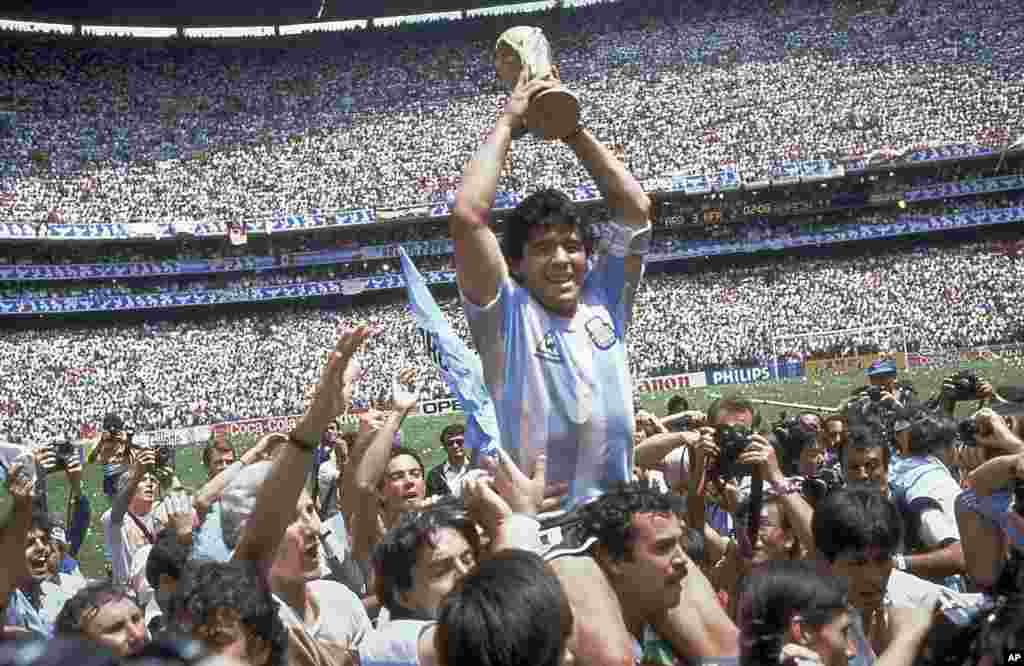 مارادونا با درخشش خیره کننده خود، آرژانتین را به قهرمانی جام جهانی ۱۹۸۶ رساند و جام را بالای سر برد