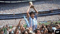 مارادونا در جام جهانی ۱۹۸۶،‌ جام قهرمانی را بالای سر برد. 