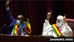 Des membres du Conseil national de transition (CNT) votant l'adoption de deux projets de lois d'amnistie au profit la junte à Bamako au Mali le 16 septembre 2021.