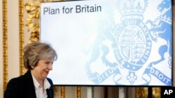 Britain's Prime Minister Theresa May smiles as she arrives to deliver a speech on leaving the European Union at Lancaster House in London, Jan. 17, 2017. 