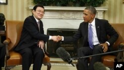 President Barack Obama shakes hands with Vietnam's President Truong Tan Sang during their meeting in the Oval Office at the White House, July 25, 2013.