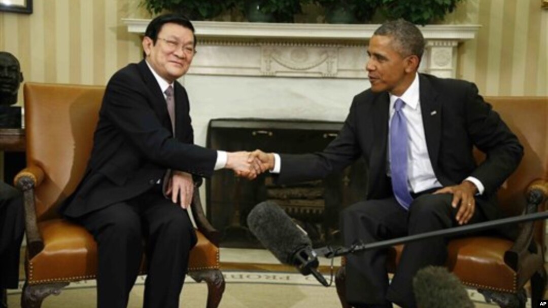 Presiden AS Barack Obama (kanan) menyinggung soal hak asasi manusia (HAM) ketika menerima Presiden Vietnam Truong Tan Sang di Gedung Putih, Kamis (25/7). 