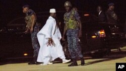 L'ancien dirigeant de la Gambie, Yahya Jammeh, en blanc, à l'aéroport de Banjul, en Gambie, le 21 janvier 2017.