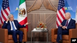 ARCHIVO - El presidente Joe Biden se reúne con el presidente mexicano, Andrés Manuel López Obrador, en la cumbre de Cooperación Económica Asia-Pacífico, el 17 de noviembre de 2023, en San Francisco.