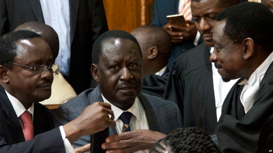 FILE - Opposition presidential candidate Raila Odinga (C) and his running mate, Kalonzo Musyoka (L), with their lawyer James Orengo (R), are seen at the Kenya Supreme Court, in Nairobi, Sept. 1, 2017. 