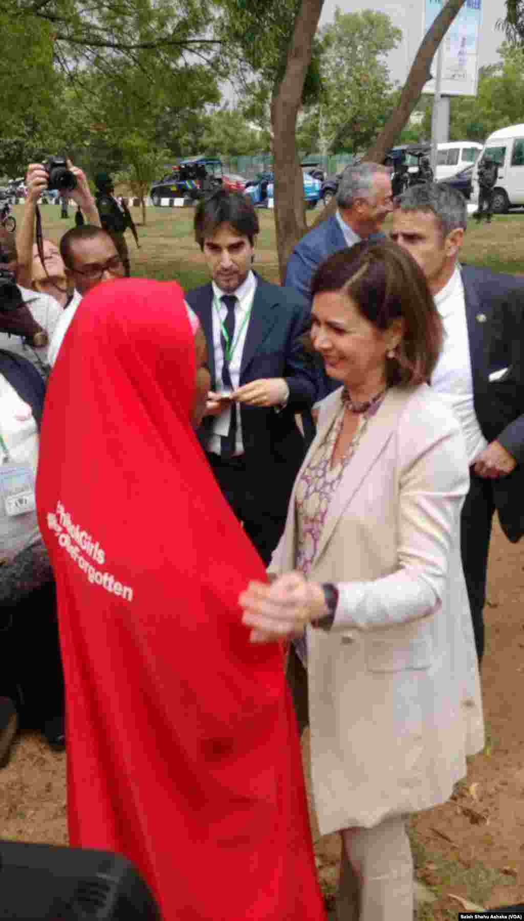 &#39;Yar majalisar kasar Italiya Laura Boldini ta ziyarci &#39;Yan Kungiyar BBOG A Dandalin Unity Fountain Inda akayi bikin Murnar sako&#39;Yan Matan Chibok.