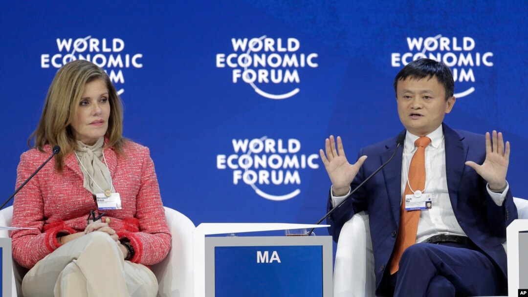 Jack Ma, pendiri e-commerce Alibaba (kanan), dan Perdana Menteri Peru Mercedes Araoz (kiri), dalam pertemuan tahunan Forum Ekonomi Dunia di Davos, Swiss, 24 Januari 2018.