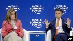 Jack Ma, pendiri e-commerce Alibaba (kanan), dan Perdana Menteri Peru Mercedes Araoz (kiri), dalam pertemuan tahunan Forum Ekonomi Dunia di Davos, Swiss, 24 Januari 2018.