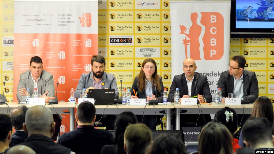 Učesnici konferencije o predloženim izemanama zakona u sektoru bezbednosti (Foto: Medijacentar Beograd)