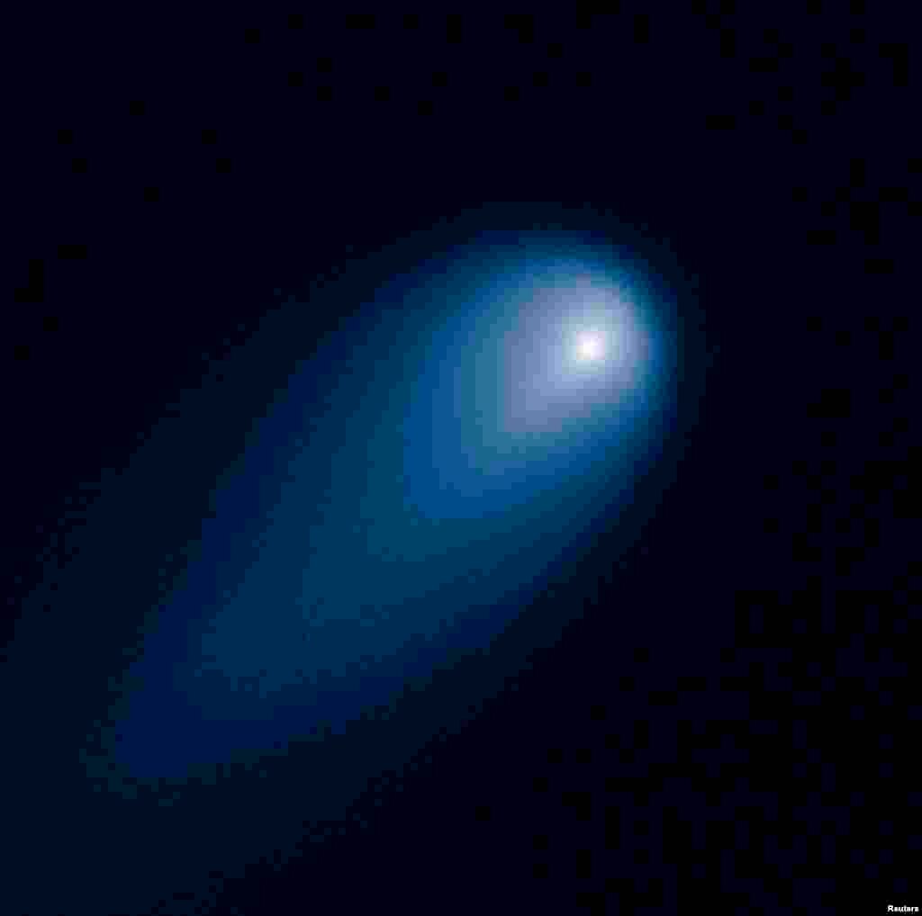 Hoton zahiri na taurarauwa mai wutsiya da aka sa ma suna "COMET ISON" wanda hukumar NASA ta dauka da na'urar hangen nesa ta Hubble dake shawagi a samaniya, ranar 10 Afrilu, 2013. An dauki hoton ISON tun yana gaba da duniyar Mars