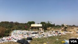 Otoritas Zimbabwe tidak melakukan pengumpulan sampah selama berminggu-minggu. Akibatnya, warga Harare membuang sampah sembarangan hingga menyebabkan organisme penyebab Kolera berkembang, kata para pakar kesehatan di Harare, Zimbabwe, 14 September 2018. (C. Mavhunga/VOA)