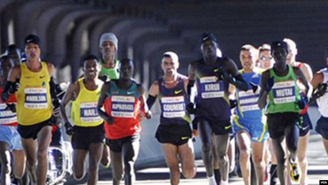 Pemegang rekor marathon, Haile Gebreselassie, memimpin rombongan di Jembatan Queensboro dalam lomba New York Marathon hari Minggu lalu (7/11). Beberapa saat kemudian, ia keluar dari lomba karena cedera lutut.