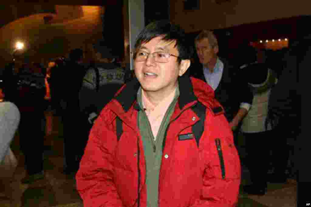 刘晓波的同道万延海也来奥斯陆参加颁奖典礼。他表示，在中国维权最好在不触怒当局的情况下脚踏实地做事，但是在参加颁奖典礼的问题上，即使得罪当局，他也必须坚持原则