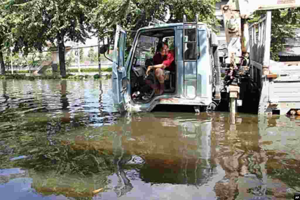 A truck carrying emergency supplies to stranded residents in a neighborhood on the western bank of Bangkok's Chao Phraya River, Thailand, October 28, 2011. (VOA)