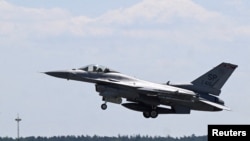 Винищувач F-16 під час навчань НАТО у Німеччині, 14 червня 2023. REUTERS/Jana Rodenbusch