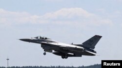 На архівному фото з Німеччини винищувач F-16 злітає під час військових навчань НАТО Air Defender 23 на авіабазі США Шпангдалем поблизу німецько-бельгійського кордону. Німеччина, 14 червня 2023 року. REUTERS