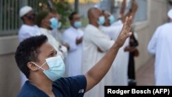 Pria Kristiani bergabung dalam pertemuan antaragama untuk berdoa bagi pasien COVID-19 di Rondebosch Medical Center, di Cape Town pada 14 Januari 2021. (Foto: AFP/Rodger Bosch)