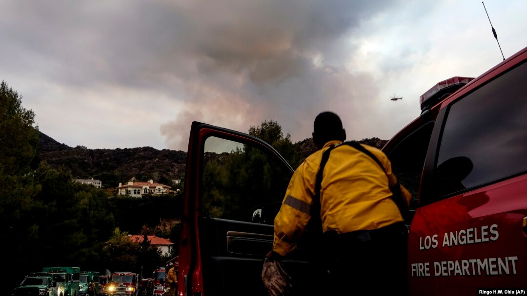 Seorang petugas pemadam kebakaran memperhatikan kebakaran hutan di kawasan Pacific Palisades, Los Angeles, Minggu, 16 Mei 2021. (Foto: Ringo H.W. Chiu/AP)