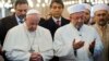 El papa Francisco ora en la Mezquita Azul
