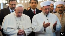 Paus Fransiskus bersama pemimpin besar Islam di Istanbul, Rahmi Yaran, berdoa di masjid Sultan Ahmet di Istanbul, Turki (29/11). (AP/L'Osservatore Romano)