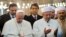 Papa i veliki muftija Istambula, Rahmi Jaran, se mole skupa tokom papine posete Turskoj u džamiji Sultan Ahmet 