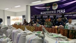 Konferensi pers yang dilakukan Gakkum KLHK di Kota Medan, Sumatra Utara, terkait kasus perdagangan 1,18 ton sisik tenggiling. Selasa 26 November 2024. (Anugrah Andriansyah/VOA)