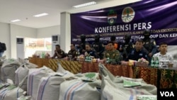 Konferensi pers yang dilakukan Gakkum KLHK di Kota Medan, Sumatra Utara, terkait kasus perdagangan 1,18 ton sisik tenggiling. Selasa 26 November 2024. (Anugrah Andriansyah/VOA)