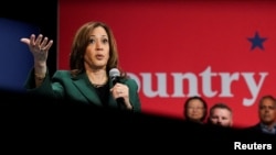 FOTO DE ARCHIVO: La vicepresidenta estadounidense Kamala Harris, candidata presidencial demócrata, asiste a una conversación moderada por Charlie Sykes con la exrepresentante estadounidense Liz Cheney , el 21 de octubre de 2024. REUTERS 