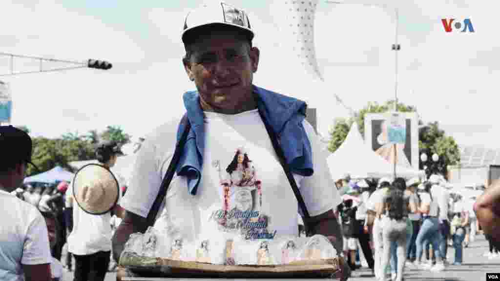 Los vendedores ambulantes como José Antonio Morillo también asistieron a la procesión para honrar a la virgen, vendiendo estatuillas de su imagen. &nbsp;