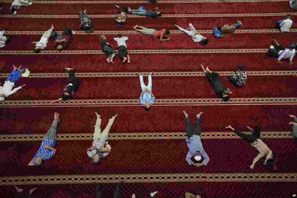 Beberapa pria Muslim beristirahat setelah usai salat Jumat pertama di bulan puasa Ramadan di Masjid Istiqlal di Jakarta. (Tatan Syuflana/AP)&nbsp;