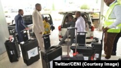 Les machines à voter réçues par la Commission électorale nationale indépendante à Kinshasa, RDC, 9 janvier 2018. (Twitter/CENI)