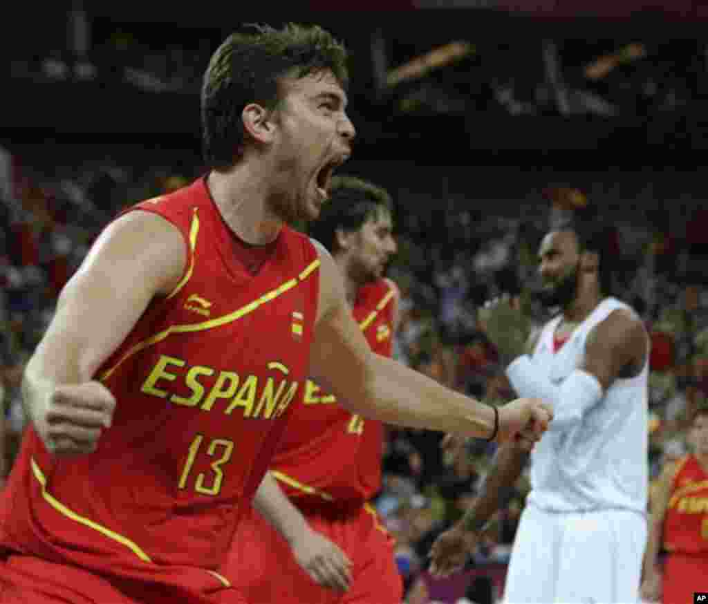 Marc Gasol berteriak kegirangan ketika berhasil mencetak poin pada menit terakhir dalam pertandingan melawan Prancismembawa Spayol ke babak semifinal (foto, 8/8/2012). 