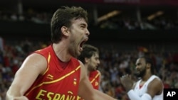 Marc Gasol berteriak kegirangan ketika berhasil mencetak poin pada menit terakhir dalam pertandingan melawan Prancis, membawa Spanyol ke babak semifinal (foto, 8/8/2012). 