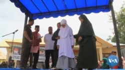 Indonésie: des jeunes fouettés en public pour un câlin