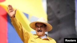 En la foto, el presidente de Venezuela, Nicolás Maduro, saluda durante una manifestación electoral en San Fernando, Venezuela, el 12 de mayo de 2018. 