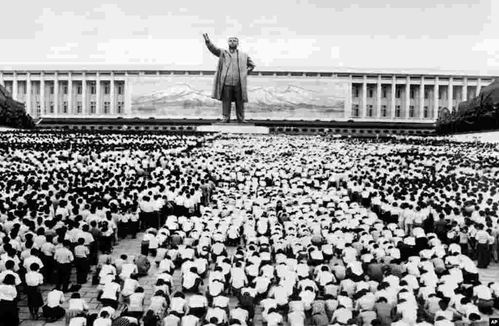 Thousands of people kneel down or stand in front of a giant statue (the Mansudae monument) of North Korean President Kim Il Sung to mourn the death of late President at the Korean Revolution Museum in Pyongyang, North Korea, July 9, 1994. (AFP)
