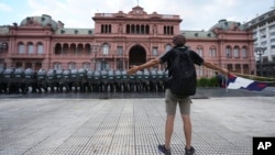 Un manifestante se enfrenta a la policía que custodia el palacio presidencial durante una protesta contra el gobierno de Javier Milei, en Buenos Aires, Argentina, el miércoles 12 de marzo de 2025.