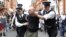 Policías británicos arrestan a un manifestante a favor de Julian Assange, frente a la embajada de Ecuador en Londres. En minutos, Ecuador anunciará su decisión sobre la concesión de asilo para el fundador de WikiLeaks.