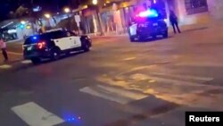  En esta imagen obtenida de un video en las redes sociales, vehículos de la policía bloquean la carretera después de un tiroteo en Minneapolis, Minnesota, el 21 de junio de 2020.