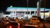پاکستان میں پیٹرول کی رعایتی قیمتیں: 'جلد یا بدیر مشکل فیصلہ تو کرنا ہی پڑے گا'