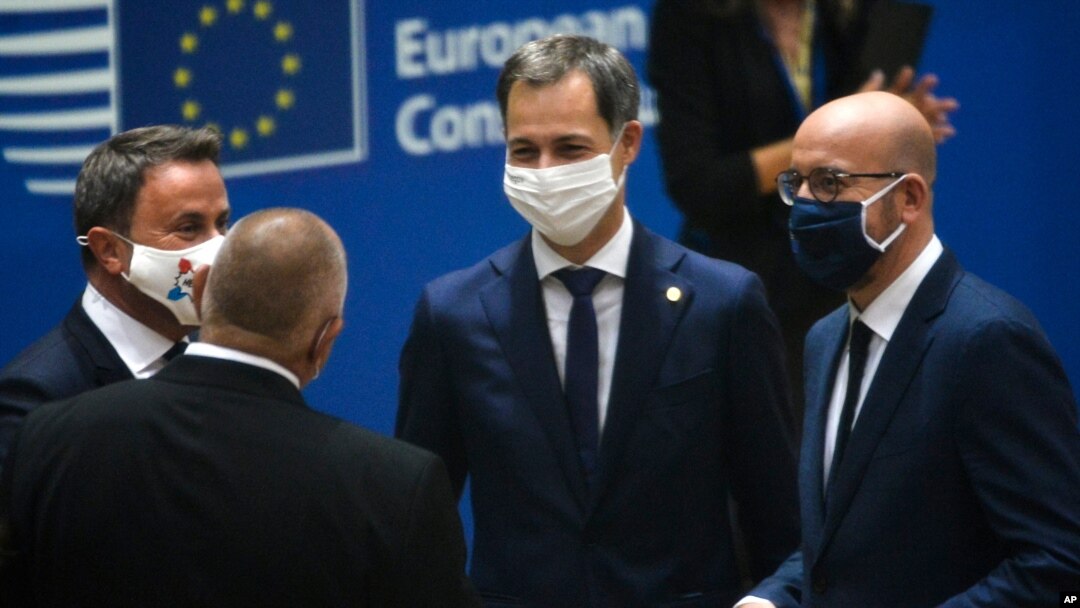 PM Luksemburg Xavier Bettel (kiri) berbicara dengan Presiden Dewan Eropa Charles Michel (kanan), dan PM Yunani Kyriakos Mitsotakis (tengah) pada pertemuan meja bundar KTT Uni Eropa di gedung Dewan Eropa di Brussels, 1 Oktober 2020. 