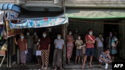 အိမ်တိုင်ယာရောက် ကျန်းမာရေးစစ်ဆေးပေးဖို့ စောင့်ဆိုင်းနေကြတဲ့ လူတချို့ကို ရန်ကုန်မြို့ရှိ ရပ်ကွက်တခုမှာ တွေ့ရ။ (မေ ၁၇၊ ၂၀၂၀)