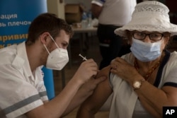 4일 이스라엘 예루살렘에서 노년층 주민을 대상으로 신종 코로나바이러스 백신 부스터샷 접종을 실시했다.