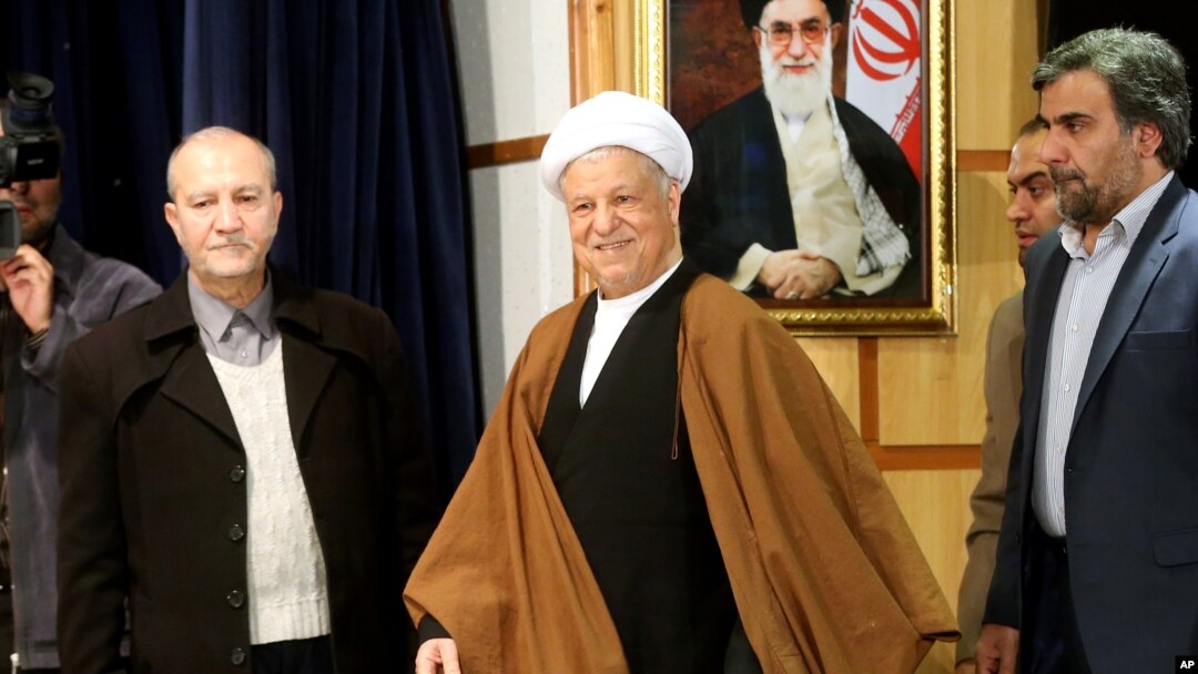 Mantan Presiden Iran Akbar Hashemi Rafsanjani, tengah. (Foto: dok.)