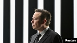 Ілон Маск відвідує церемонію відкриття нової фабрики Tesla Gigafactory для електромобілів у Німеччині, 22 березня 2022 р. REUTERS/Patrick Pleul
