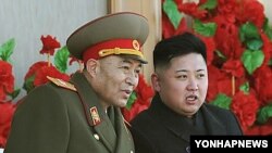 올해 2월 군사퍼레이드를 참관하며 대화를 나누는 김정은 국방위원회 제1위원장(오른쪽) 리영호 총참모장.