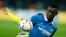 Salomon Kalou récupère le ballon devant Gonzalo Castro lors d’un match entre le Hertha Berlin et Borussia Dortmund, Allemagne, 20 avril 2016. 