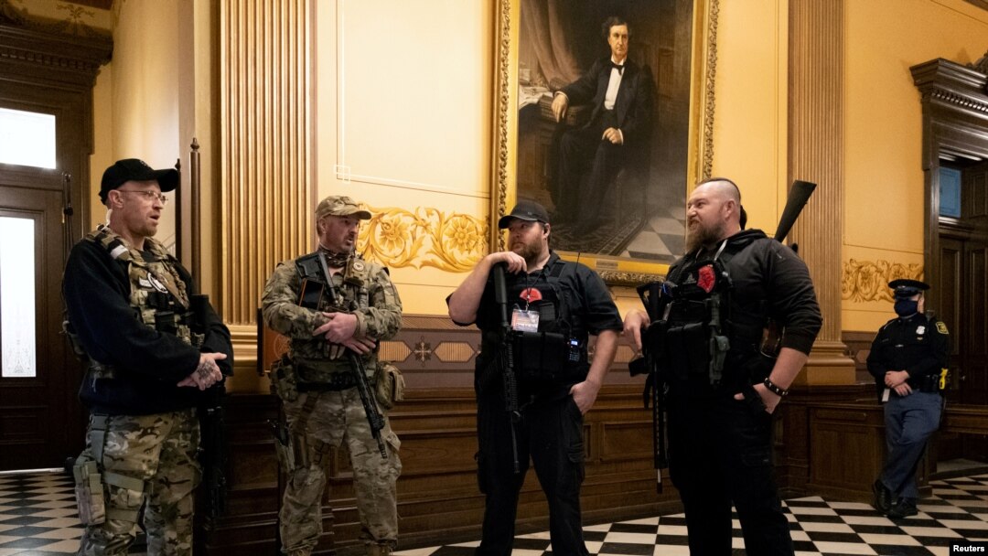 Michael John Null dan Willam Grant Null (kanan) tersangka dalam rencana penculikan gubernur negara bagian Michigan, di Lansing, 30 April 2020. Mereka didakwa pada 8 Oktober 2020.
