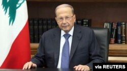 Presiden Lebanon Michel Aoun berbicara di Istana Baabda untuk menenangkan massa (24/10). 