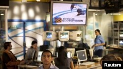 Opposition TV station Globovision's employees work at the main studio of the TV station in Caracas, Venezuela. (file photo) 